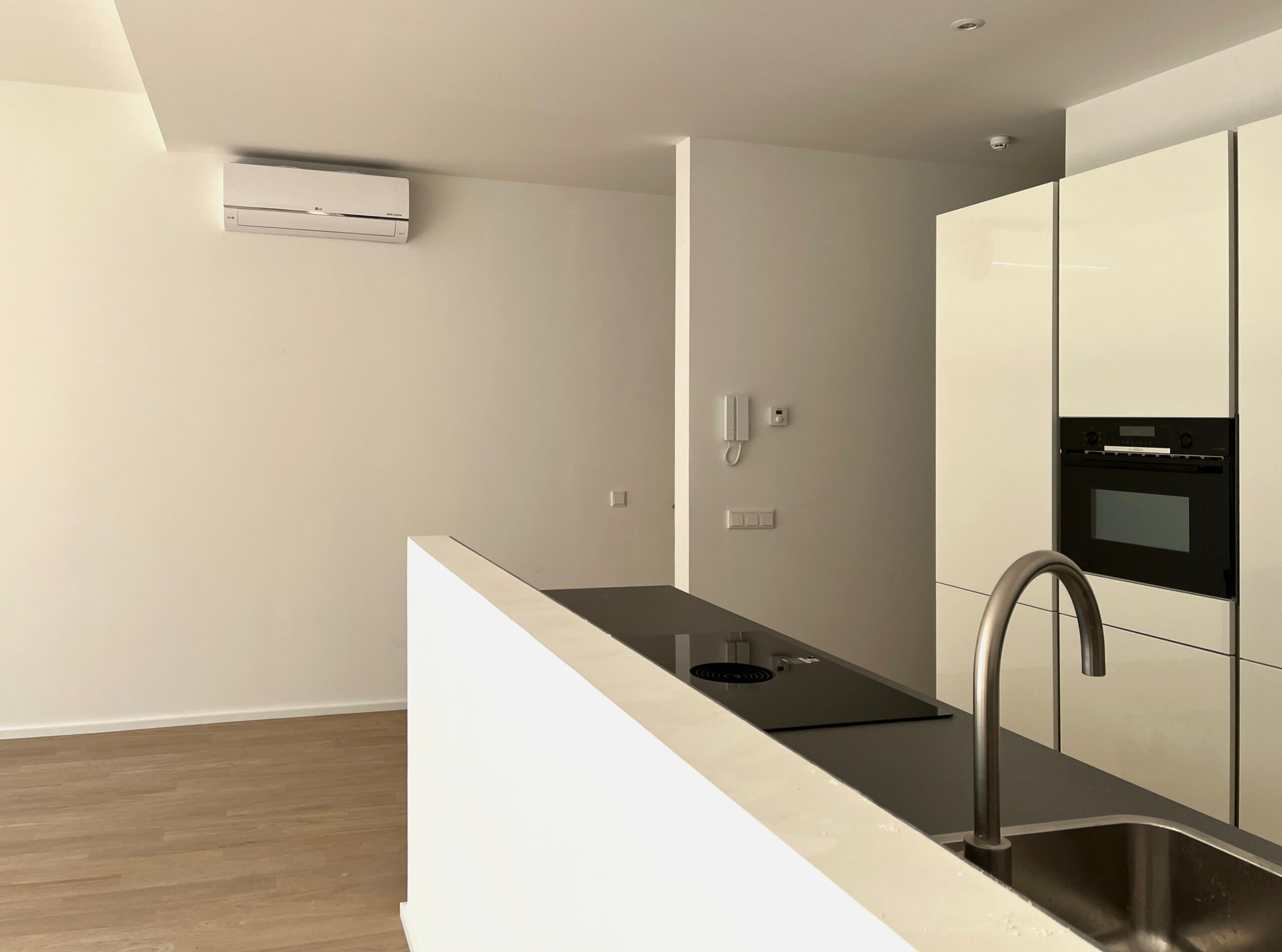De voorste woonkamer kan via een airco bijverwarmd worden.